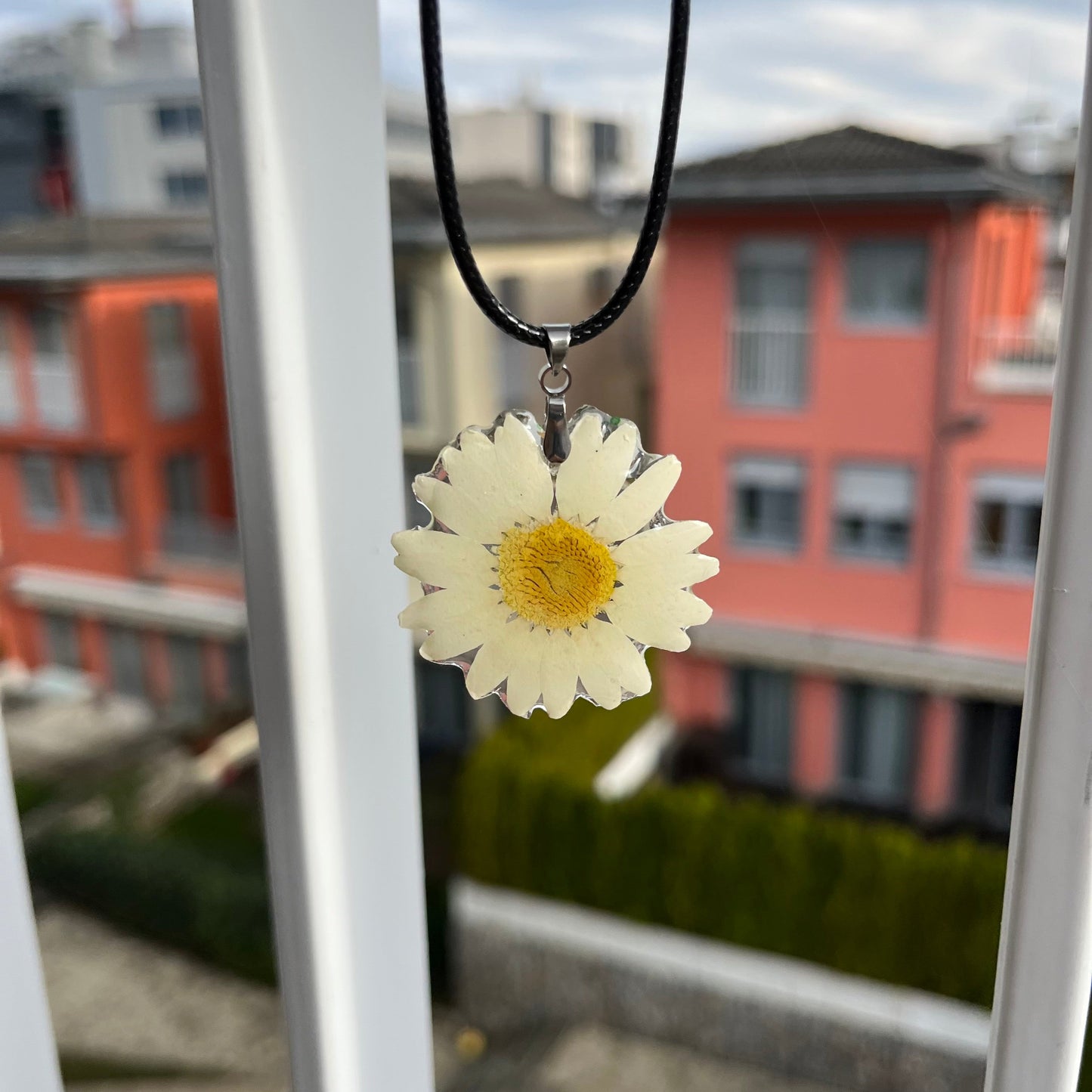 Колие с бяла маргаритка