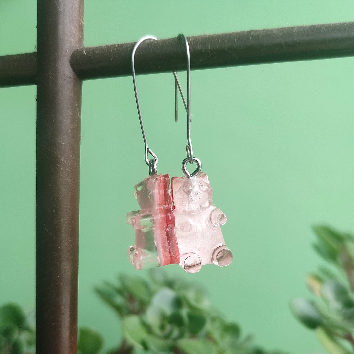 Висящи обеци с червени мечета