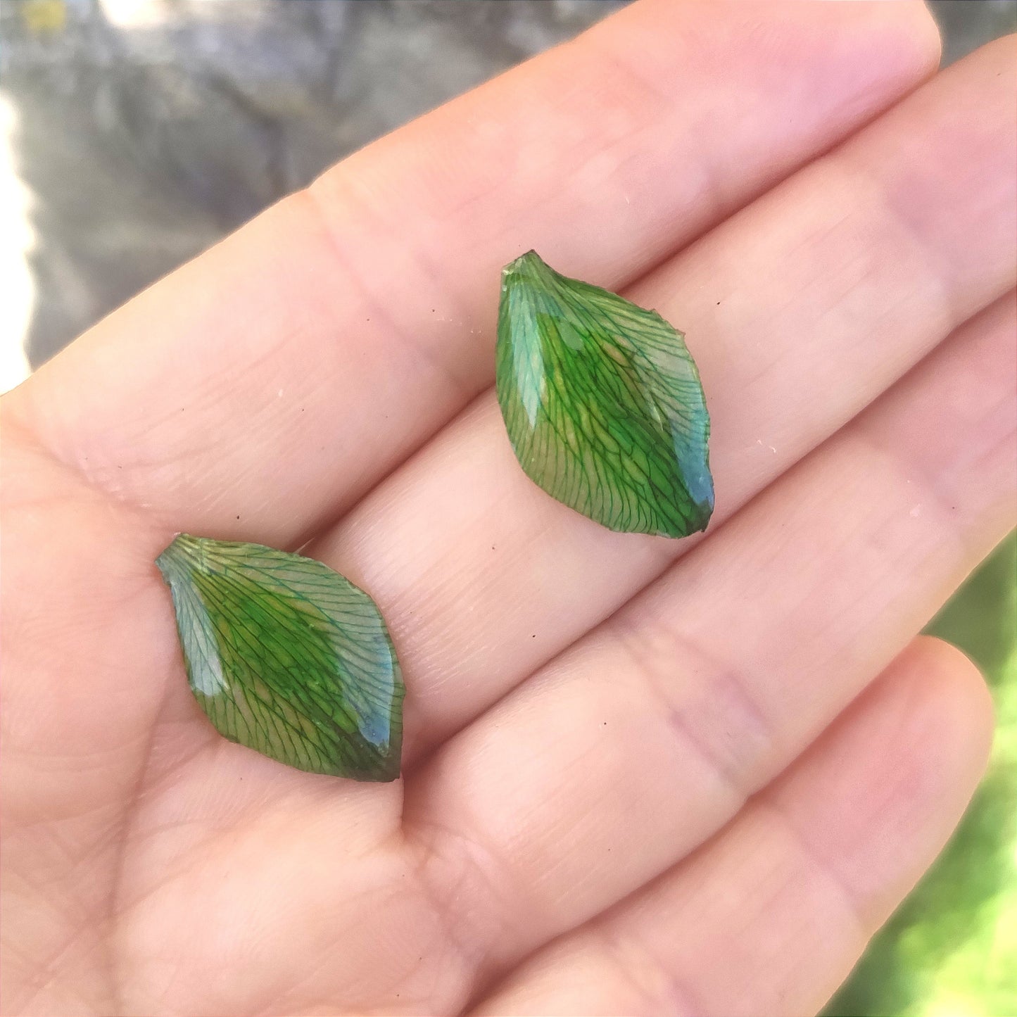 Обеци от перуански лилии в зелено на щифт