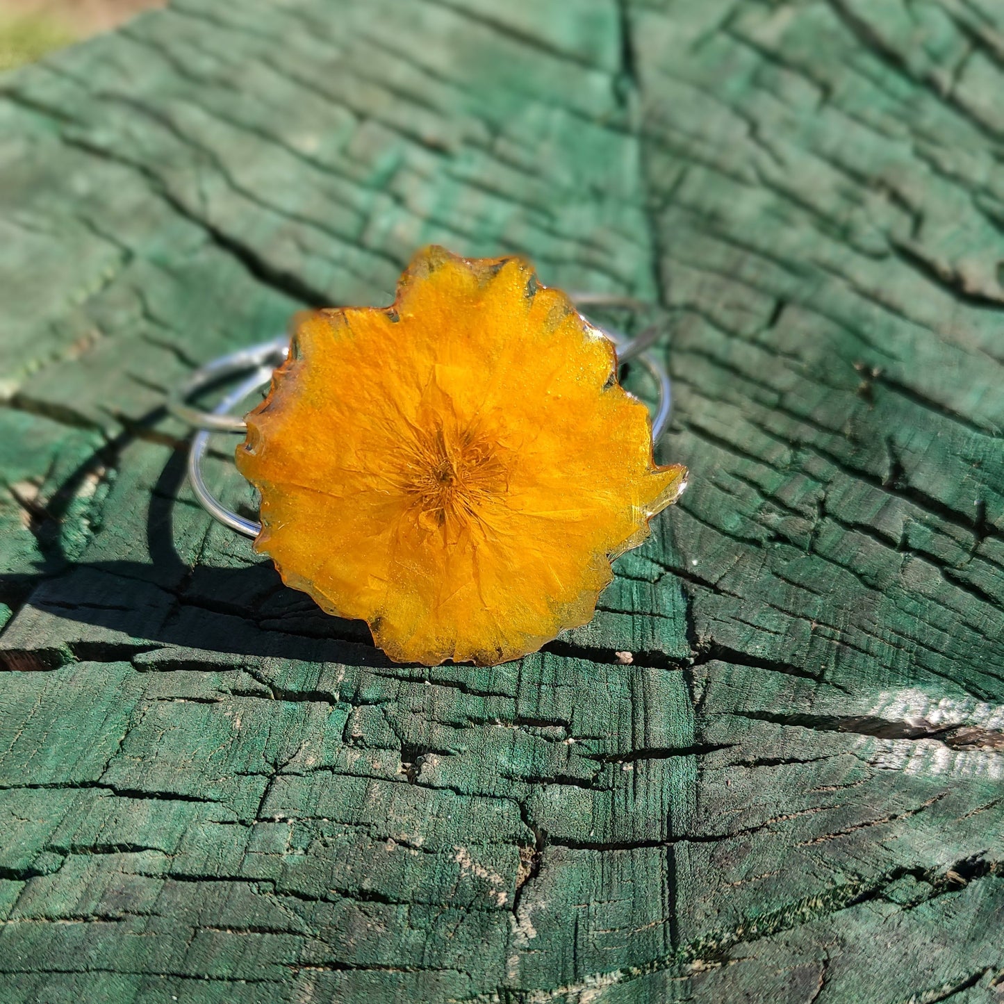 Гривна от жълто пролетно цвете