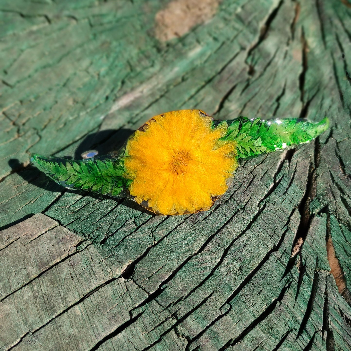 Шнола за коса с жълт цвят и листенца папрат