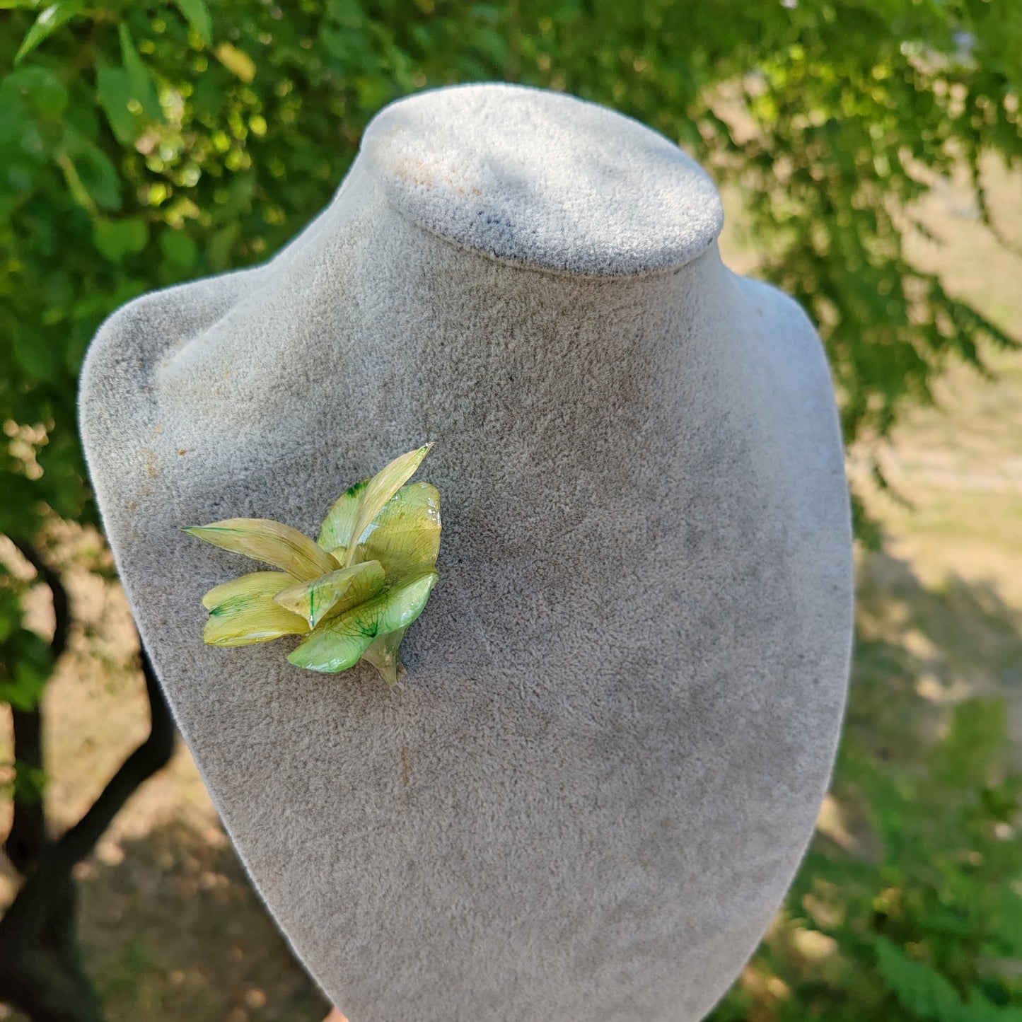 Брошка от жълто-зелена алстромерия