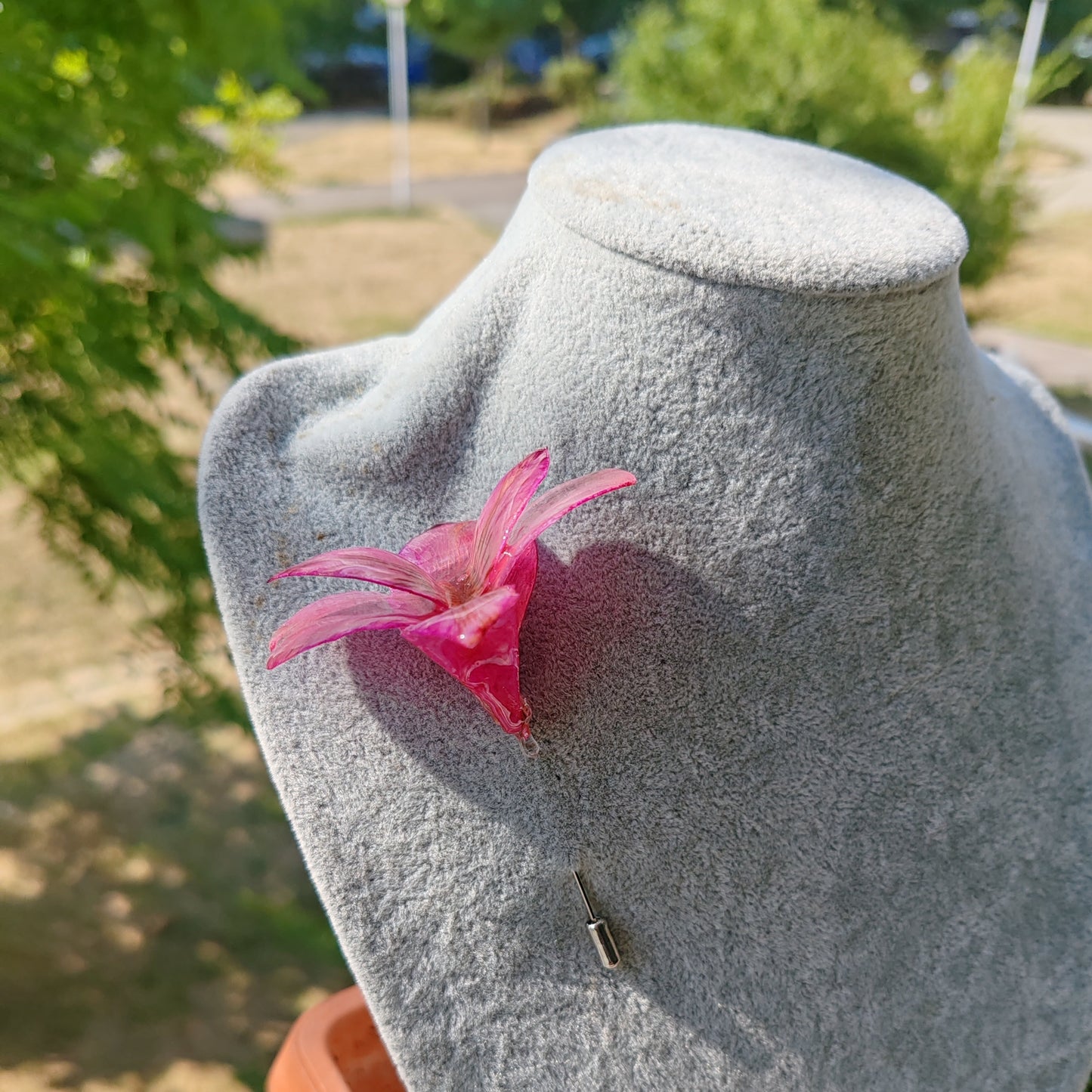 Брошка от розова перуанска лилия