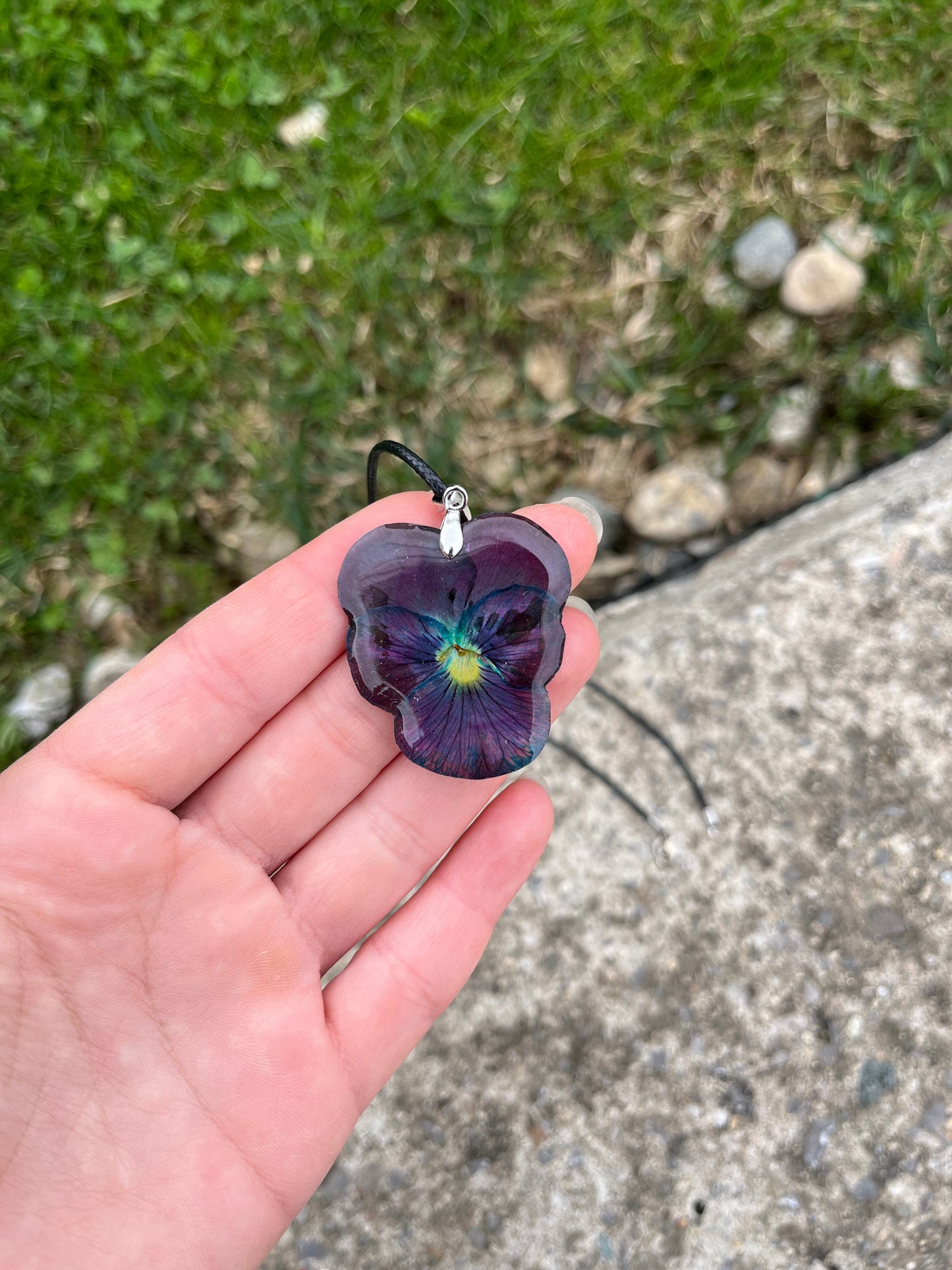 Колие от лилаво-зелена теменужка