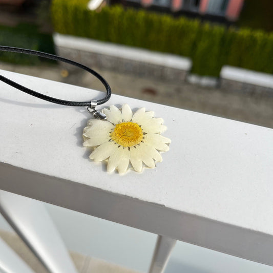 Колие с бяла маргаритка