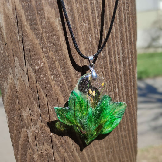 Колие от зелена алстромерия