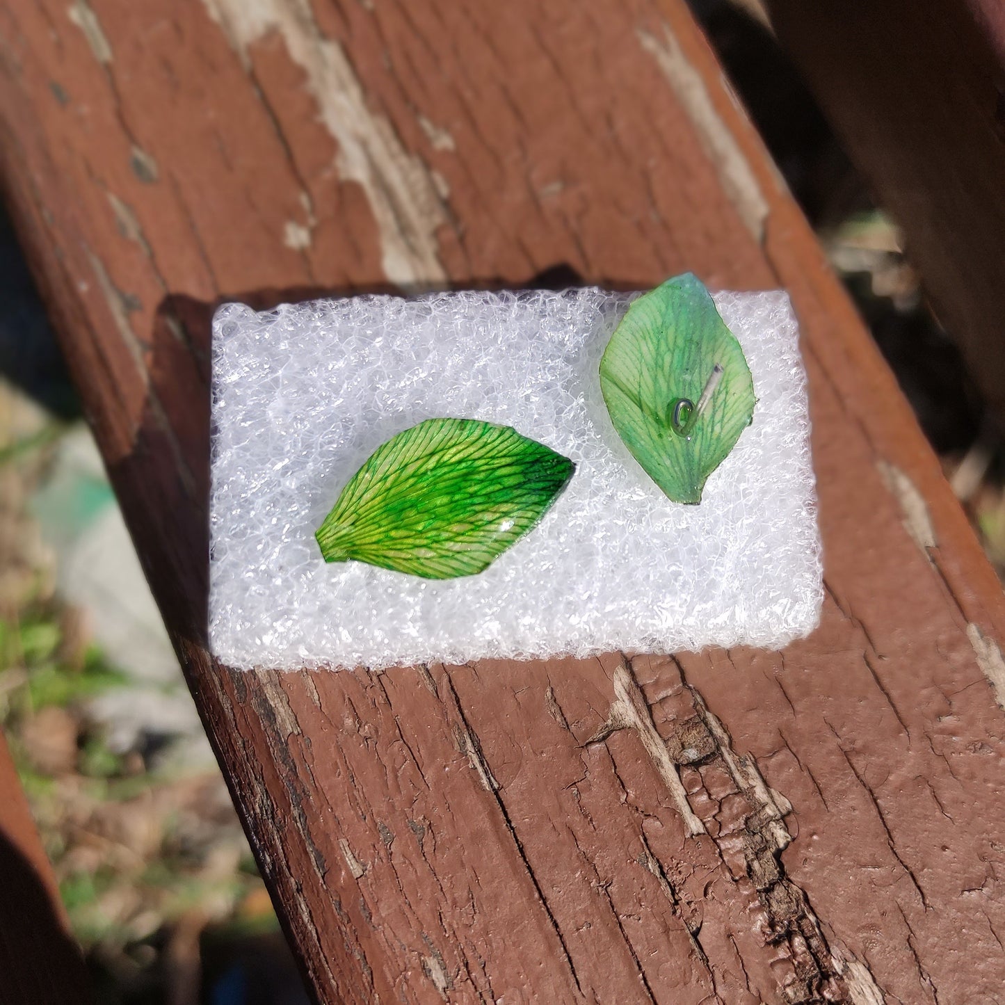 Обеци от перуански лилии в зелено на щифт