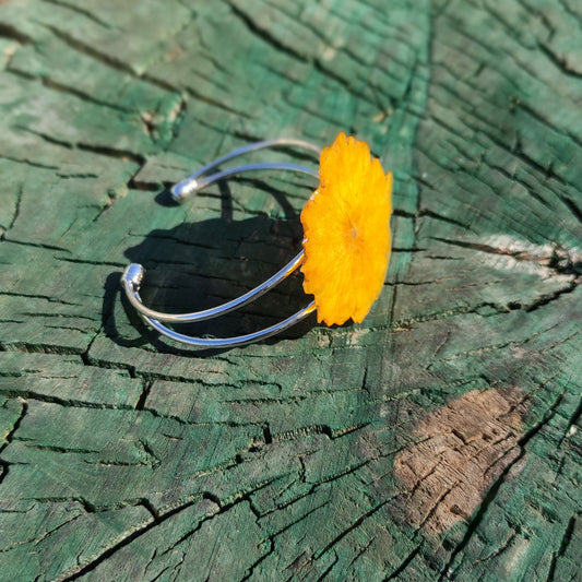 Гривна от жълто пролетно цвете