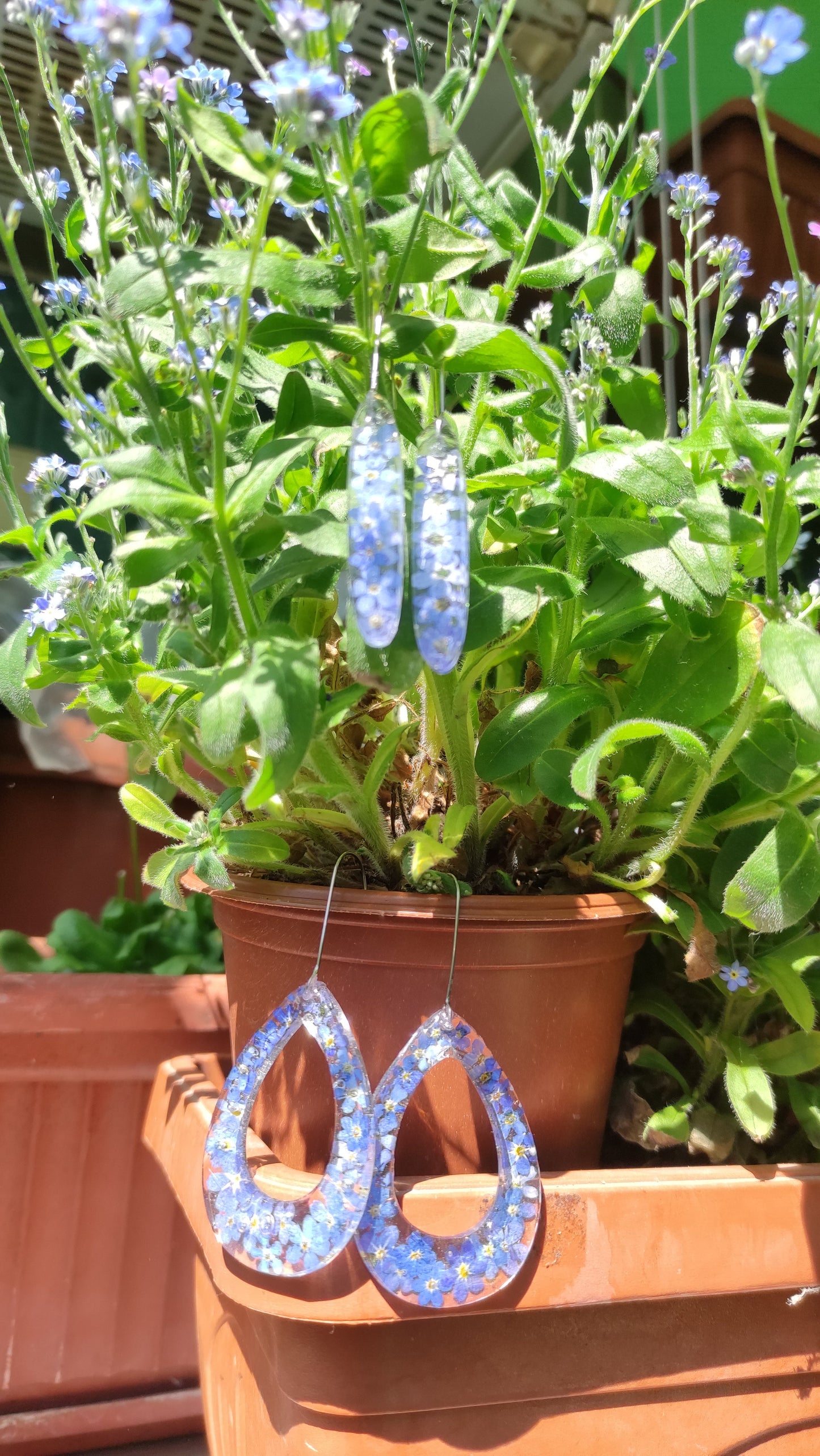 Обеци от смола с нежни незабравки