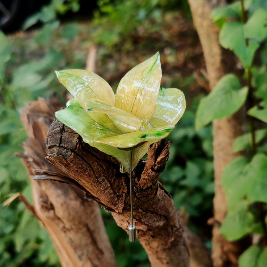 Брошка от жълто-зелена алстромерия