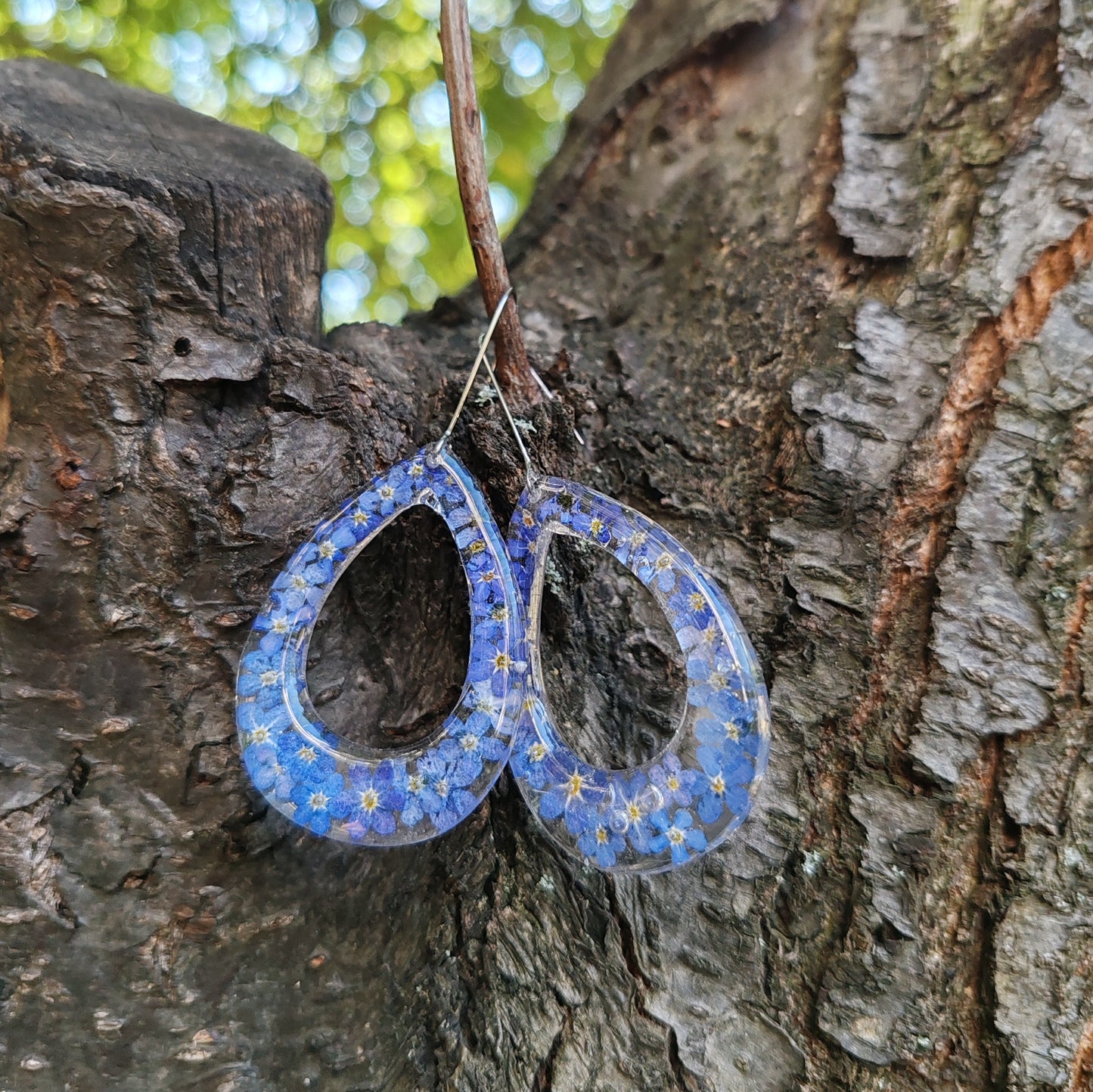 Обеци от смола с нежни незабравки