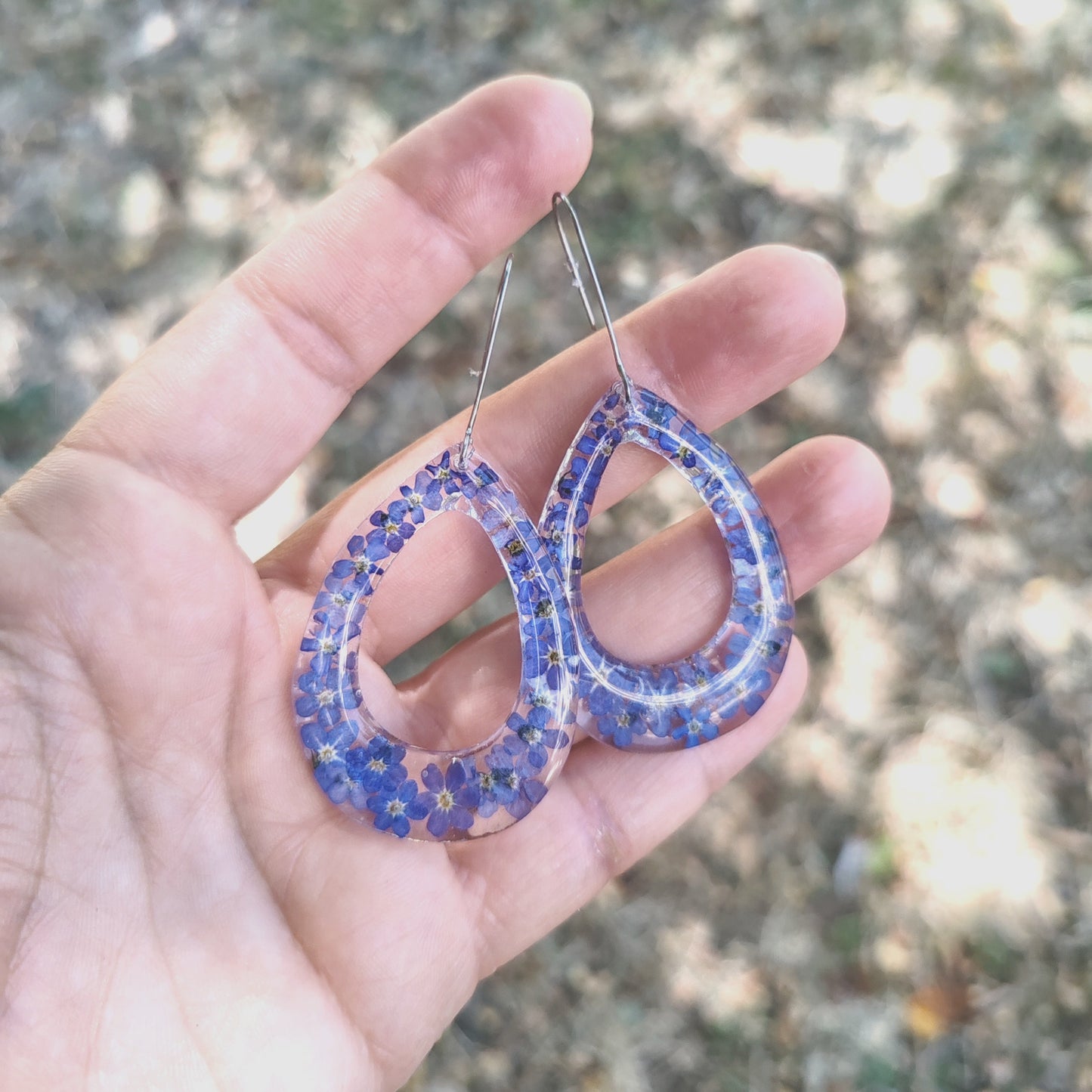 Обеци от смола с нежни незабравки