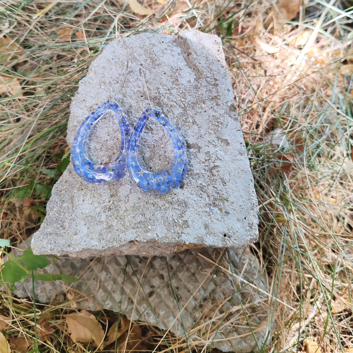 Обеци от смола с нежни незабравки