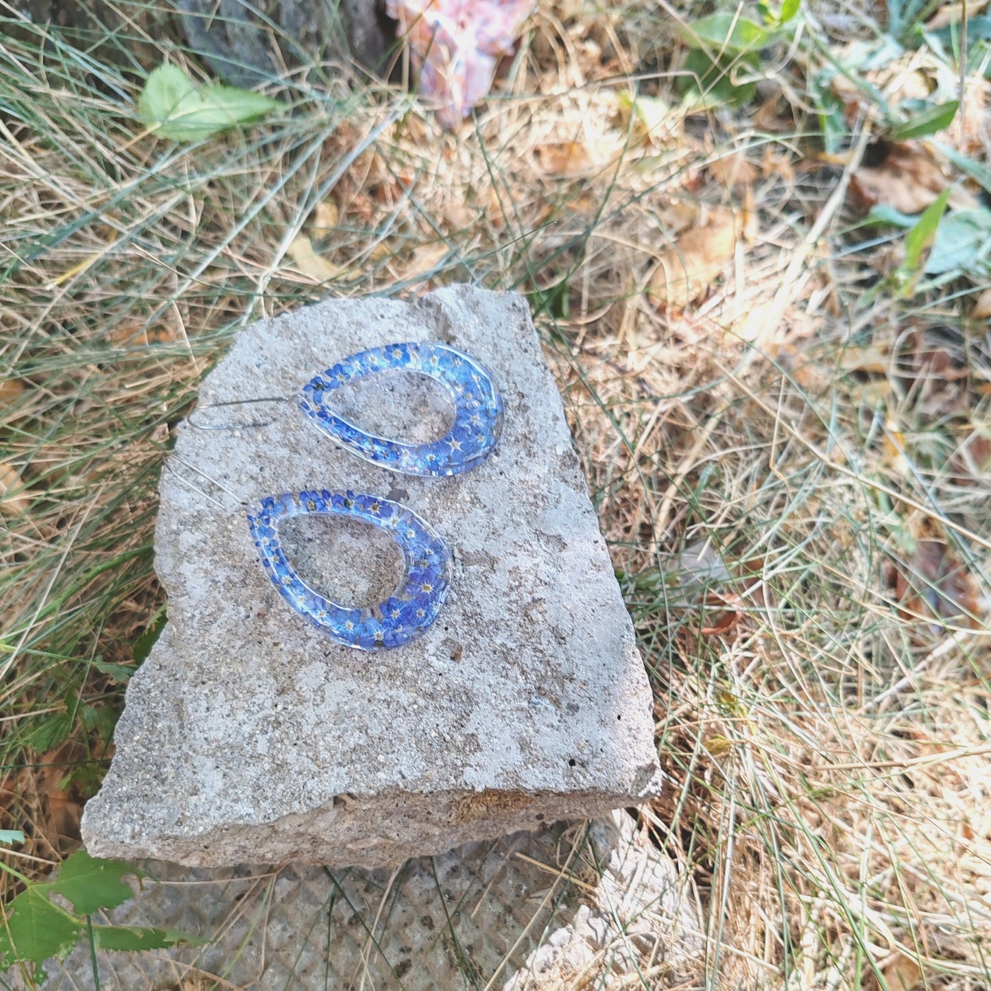 Обеци от смола с нежни незабравки