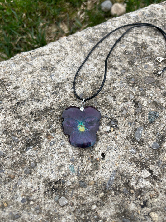 Колие от лилаво-зелена теменужка