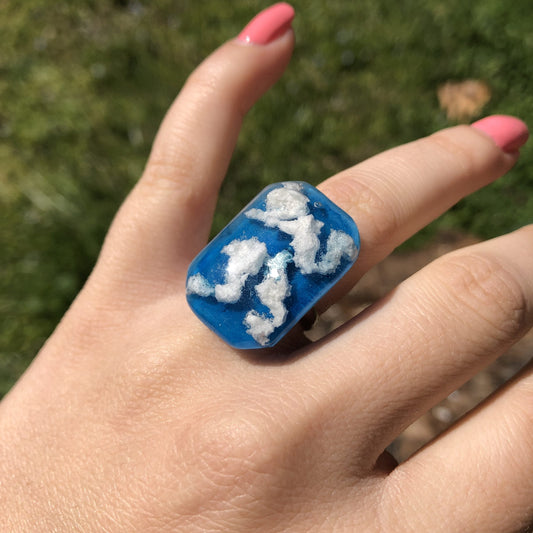 Син пръстен с облачета